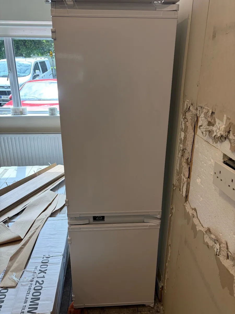 Beko integrated fridge freezer, like new - Image 3