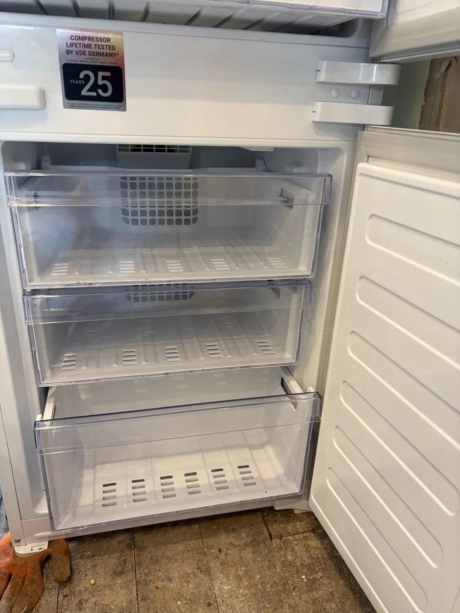 Beko integrated fridge freezer, like new - Image 4