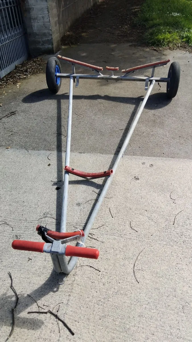 Launching trolley for sailing dinghy or rowboat