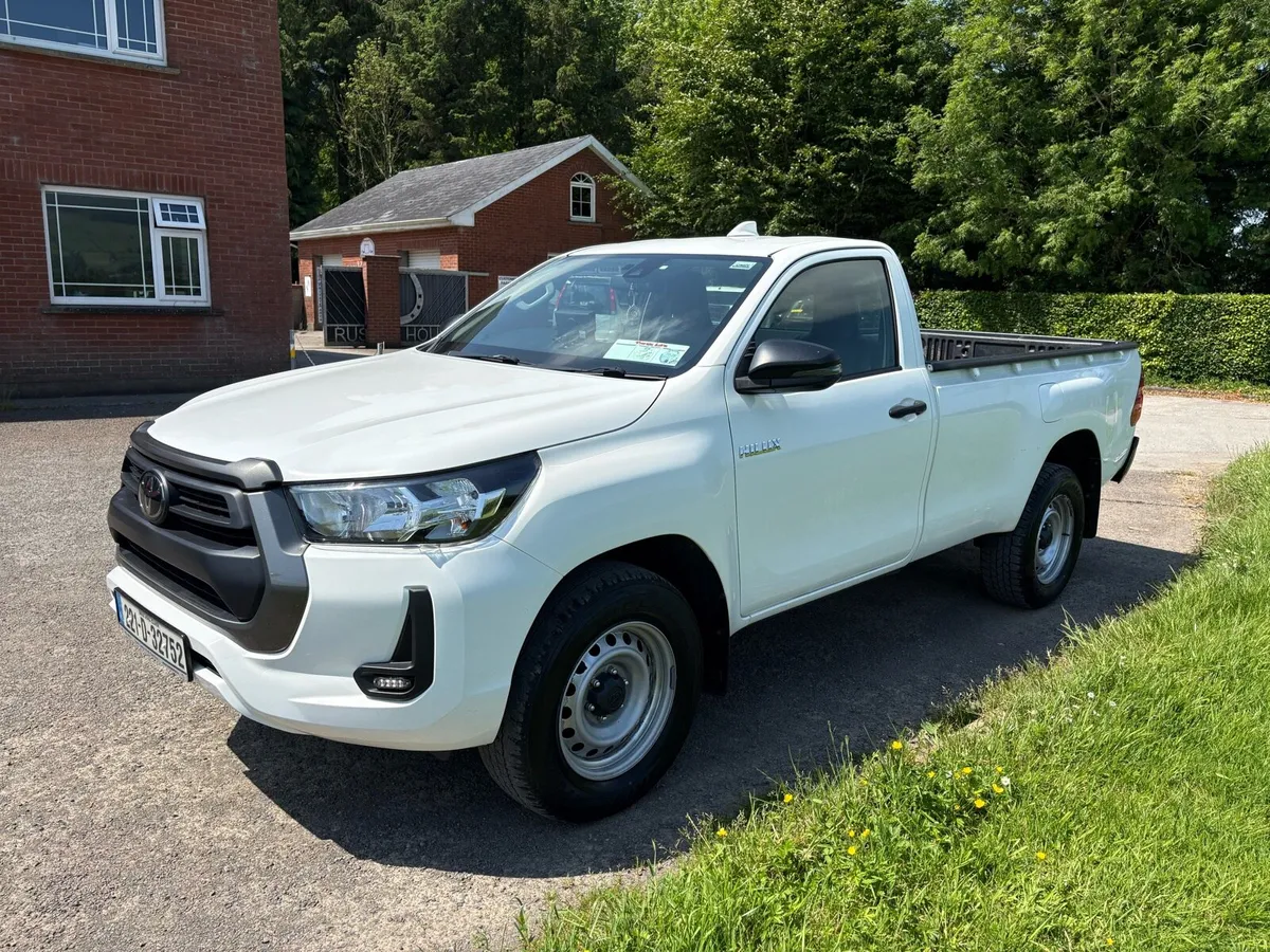 221 Toyota Hilux Single Cab Pick Up - Image 3