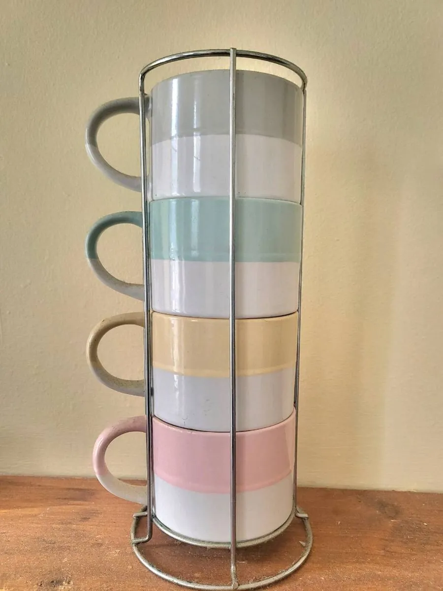 4 pastel mugs with metal stand ☕️✨