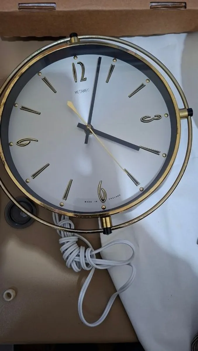 8 Inch Vintage Metamec Electric Wall Clock Made in England - Image 2