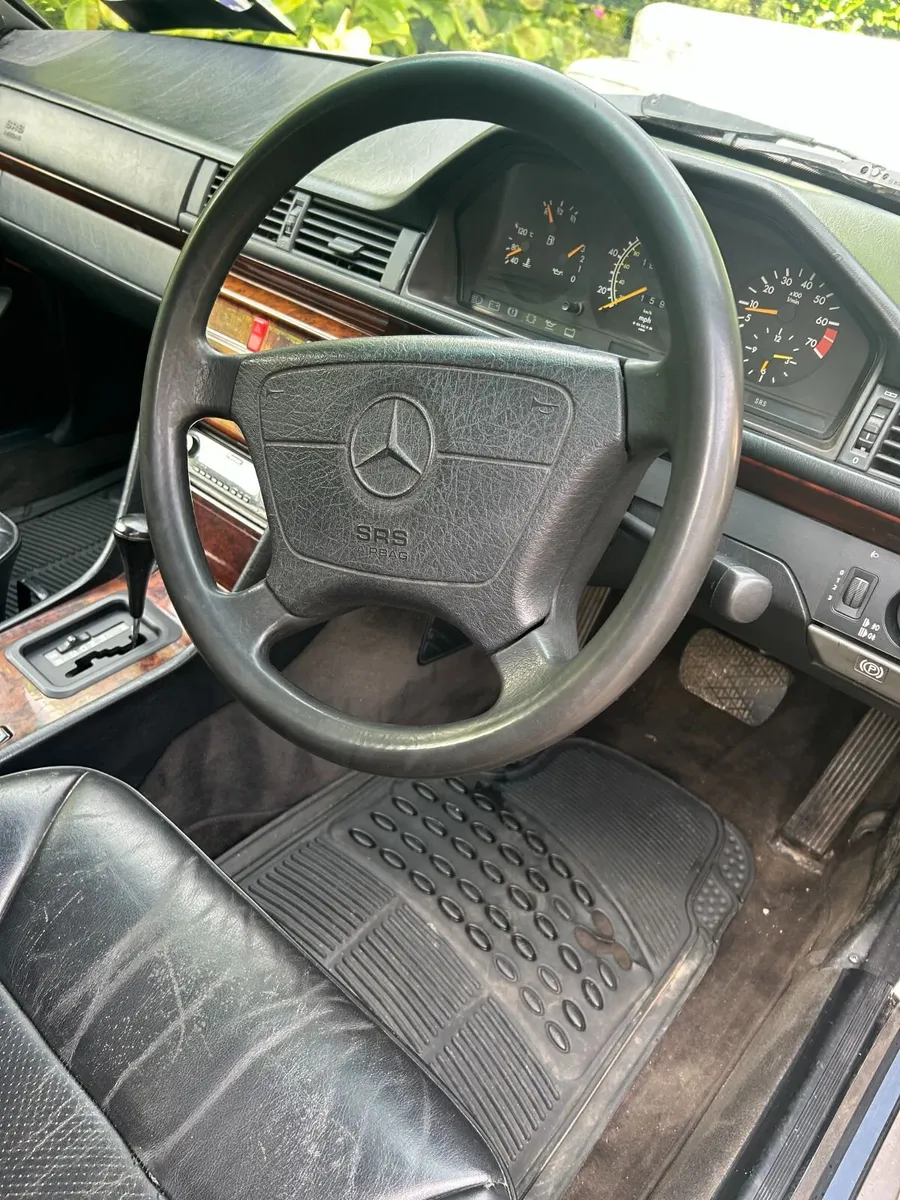 Mercedes-Benz  1995 E220 Cabriolet - Image 4