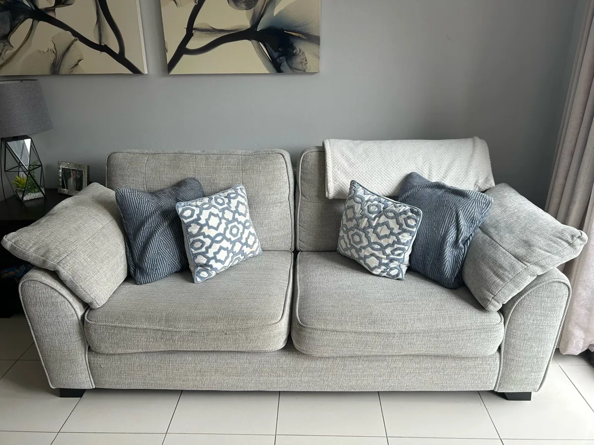 2 seater couch - Image 1
