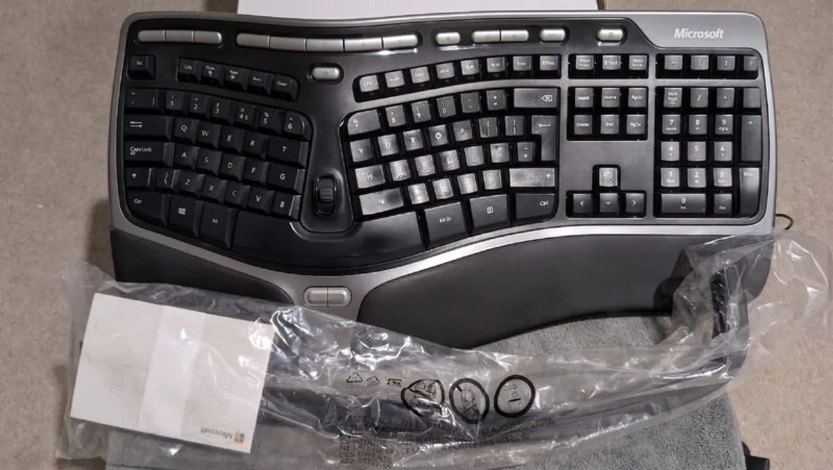 Microsoft Natural Ergonomic Keyboard 4000 UK Layout  Like New Condition - Image 4