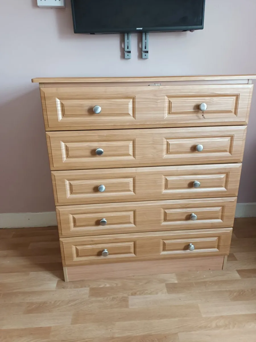 Chest of drawers
