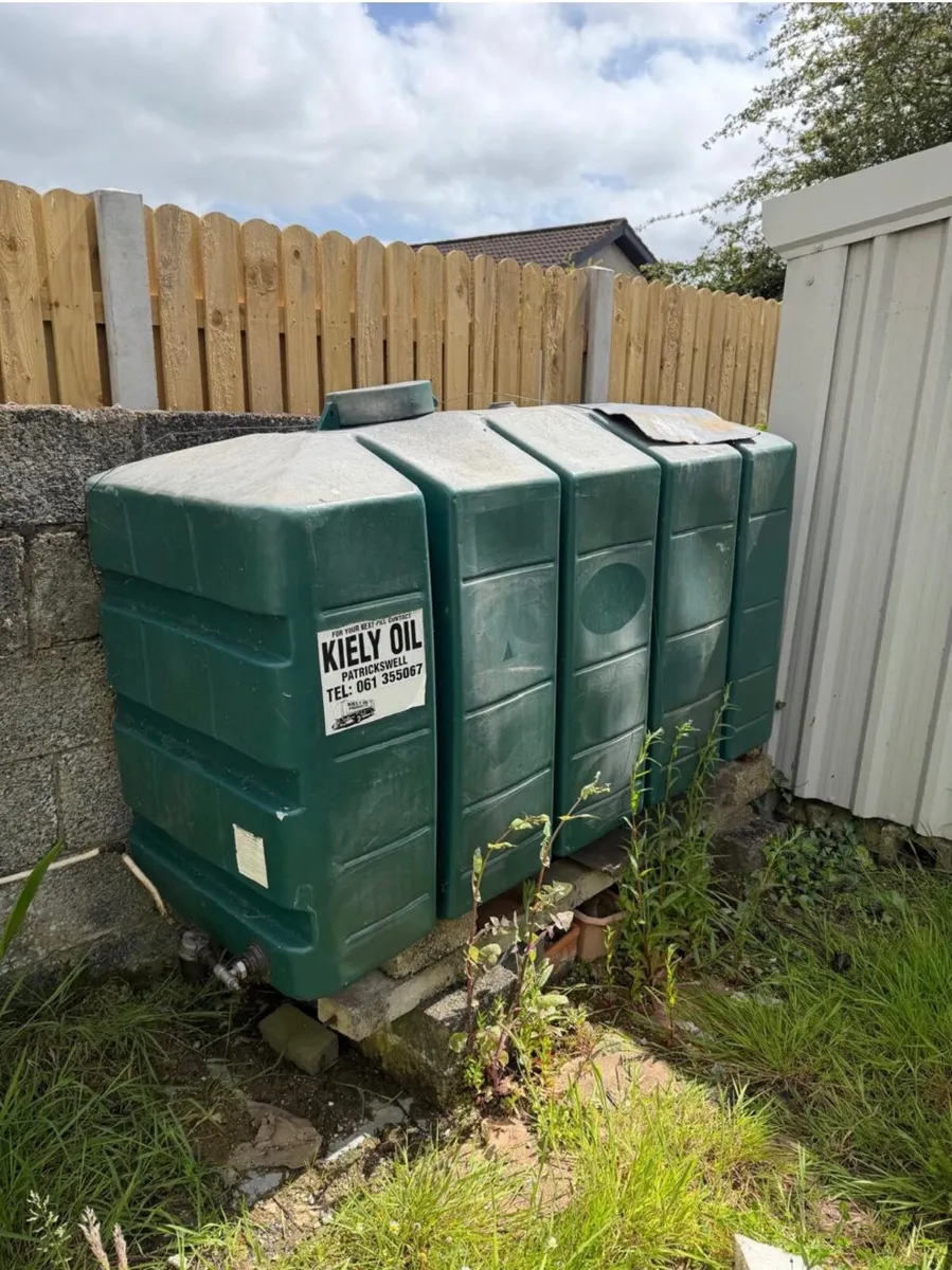 Oil tank with approximately 700 litre of oil in it - Image 1