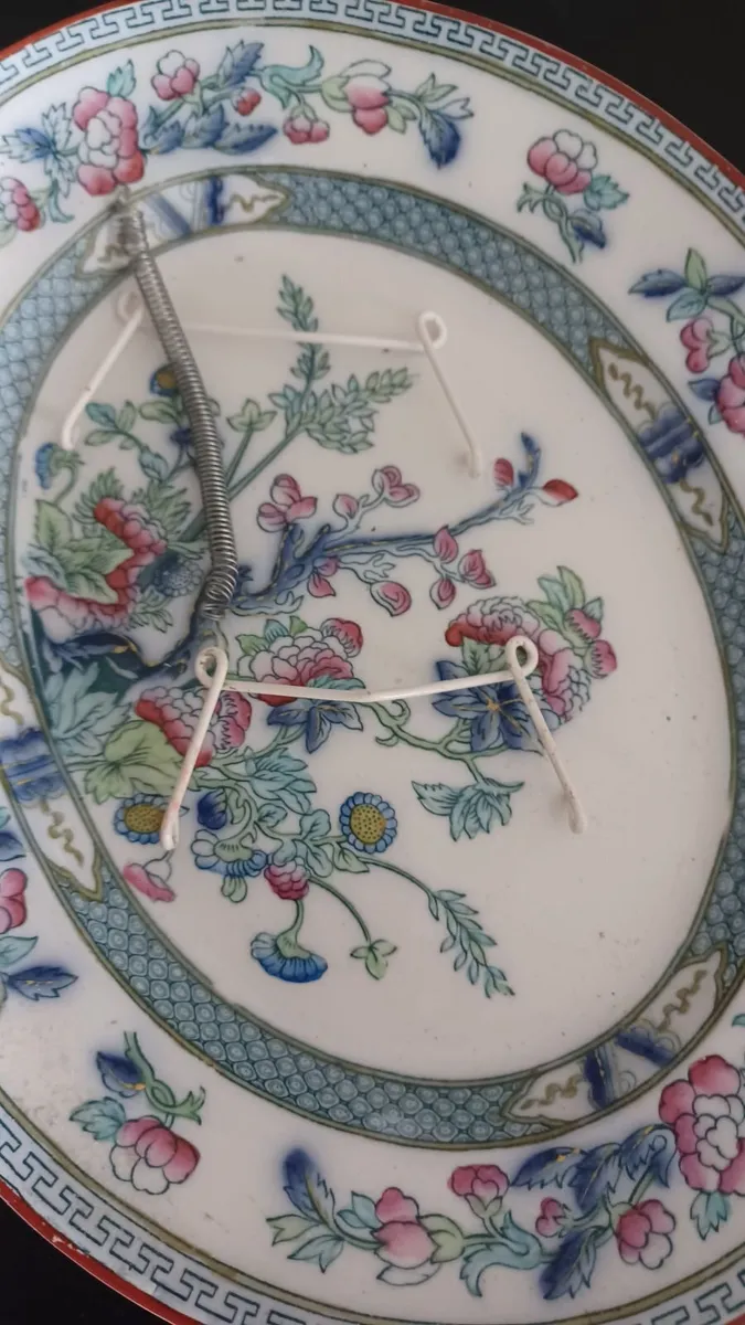Vintage chairs, picnic basket, wall plate. - Image 2