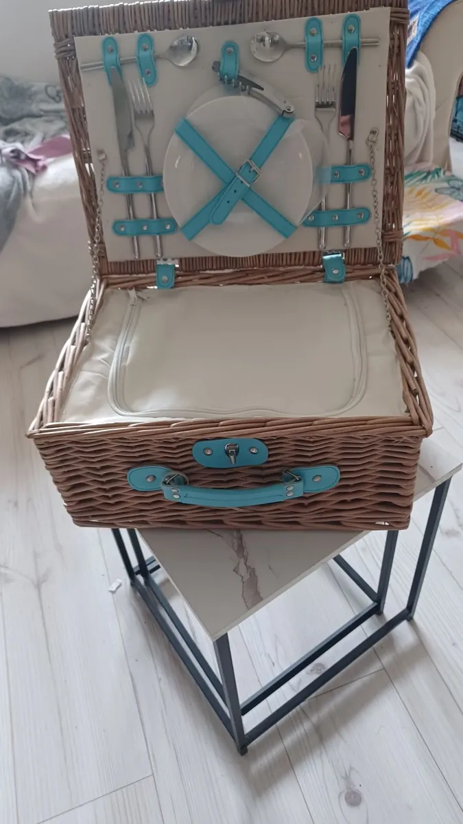 Vintage chairs, picnic basket, wall plate. - Image 4