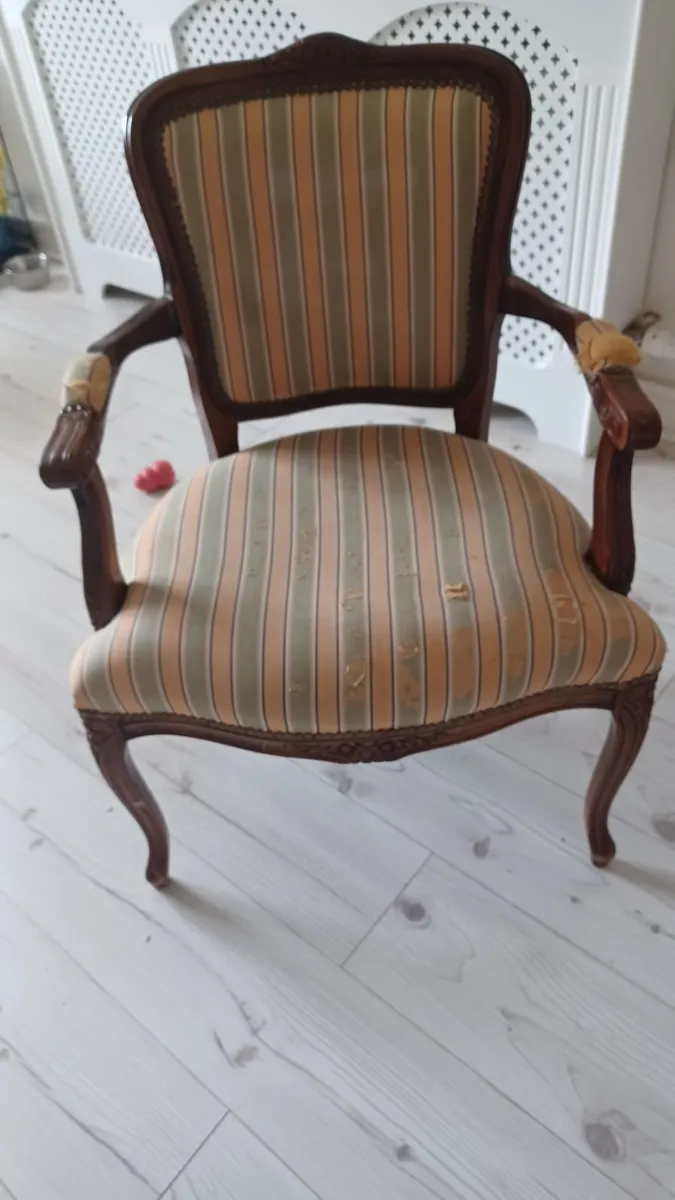 Vintage chairs, picnic basket, wall plate. - Image 3