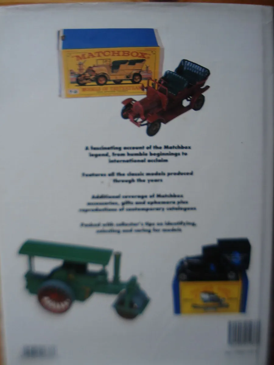 MATCHBOX TOYS A COLLECTORS GUIDE HARDCOVER BOOK. - Image 3