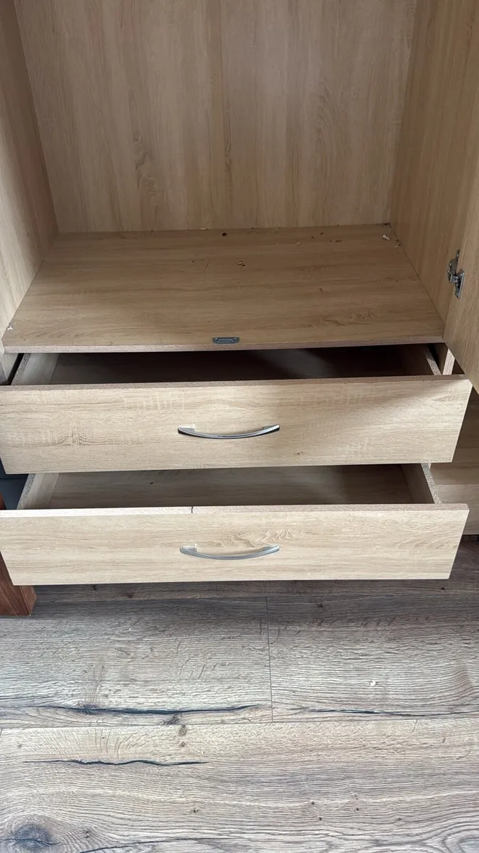 Wardrobe on hold - Image 3