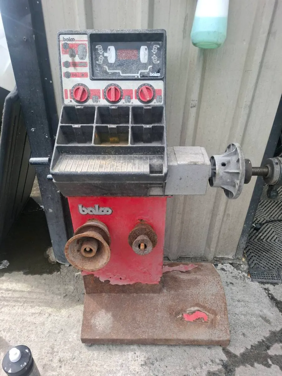 Tire balancer