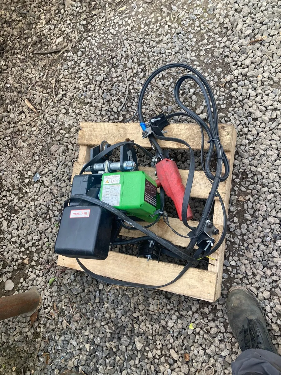 Electric hoist crane - Image 1