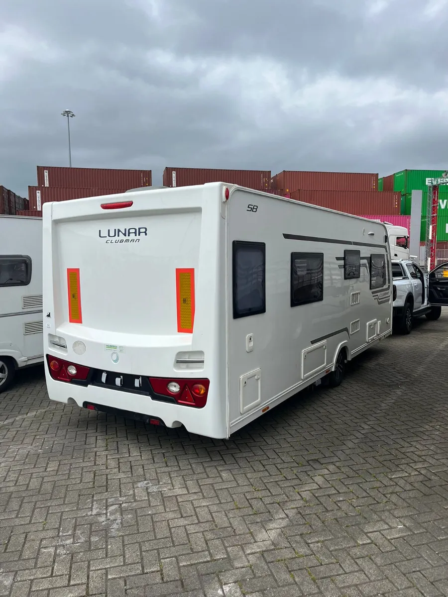 2017 Lunar Clubman 4 Berth Twin Single Bed Caravan - Image 4