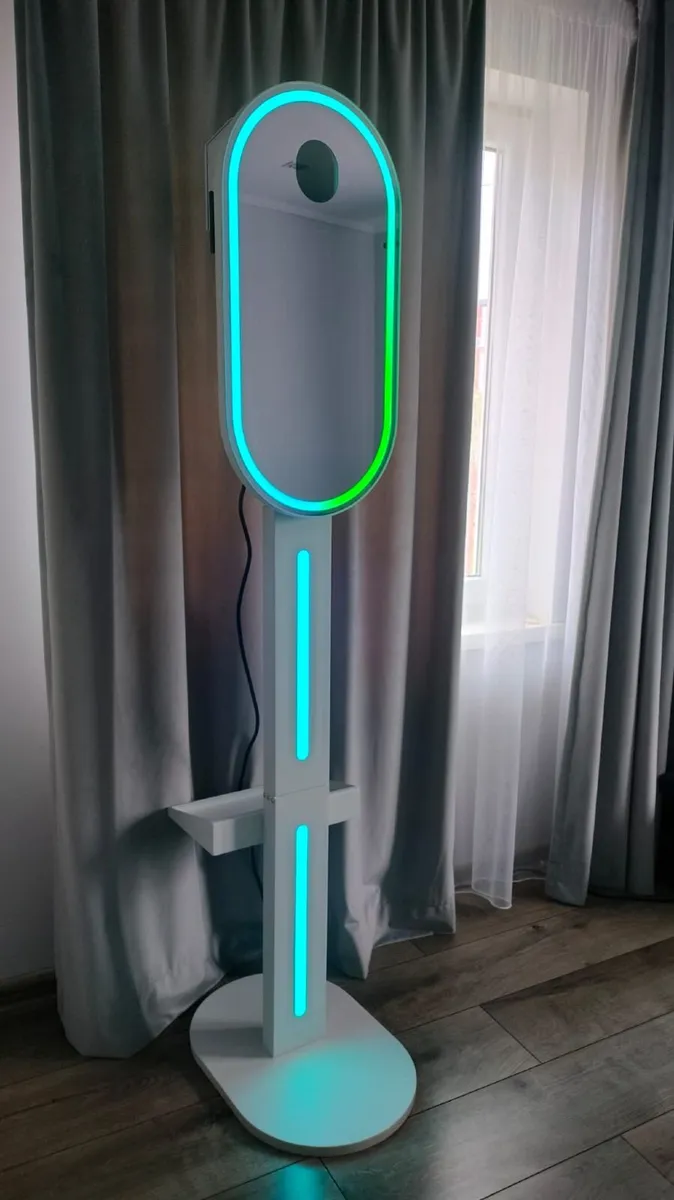 AI Photo booth, photo mirror, LED,15.6 inch screen - Image 1