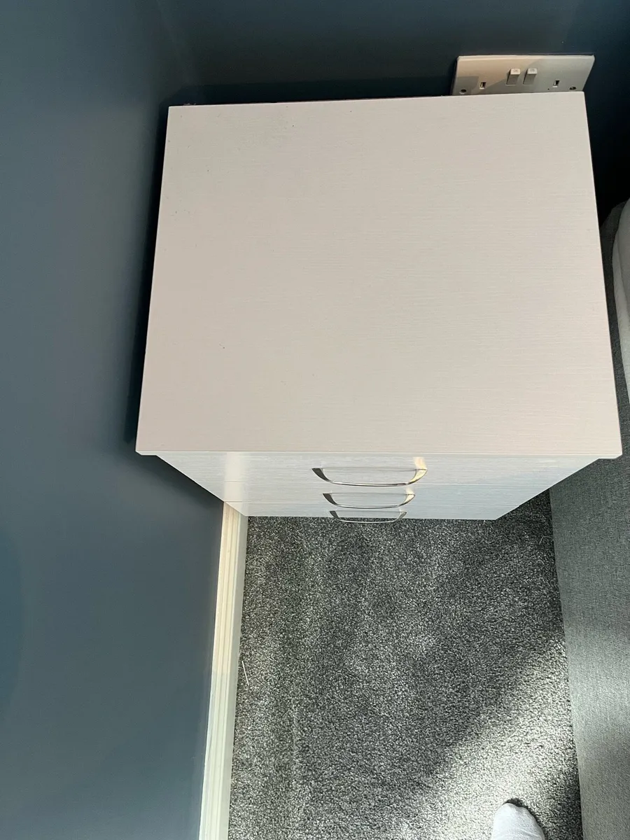 2 Bedside Lockers - Image 4