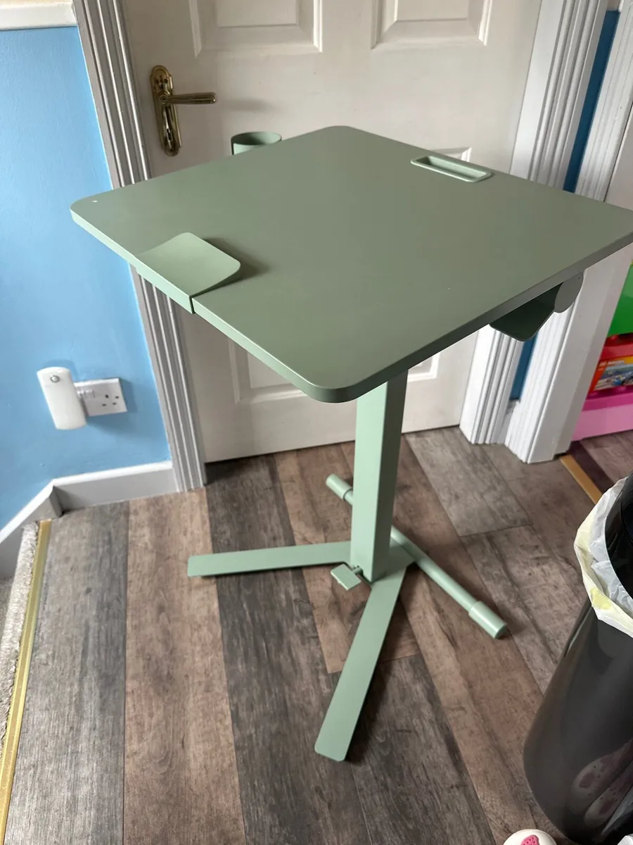 Laptop table with castor - Image 1