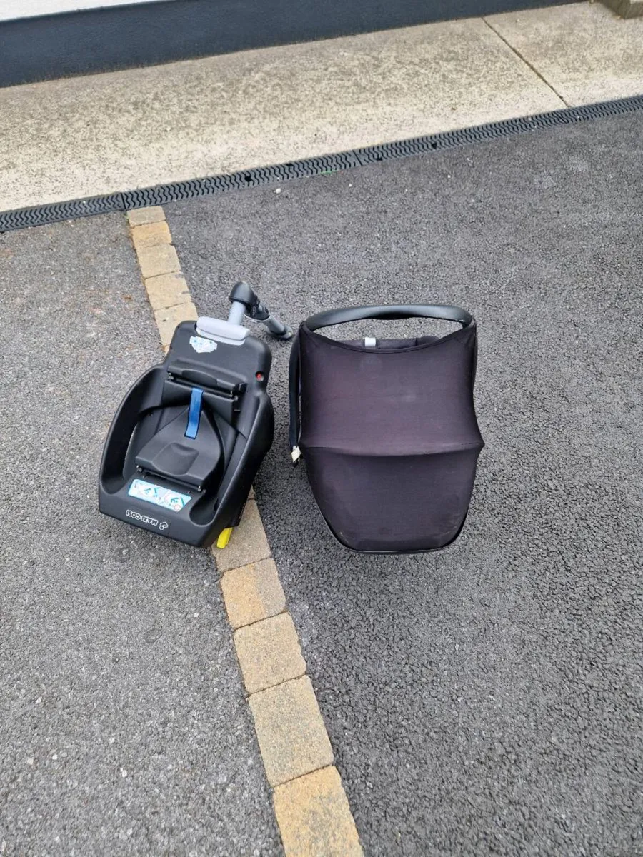 Maxi cosi car seat and isofix base - Image 1