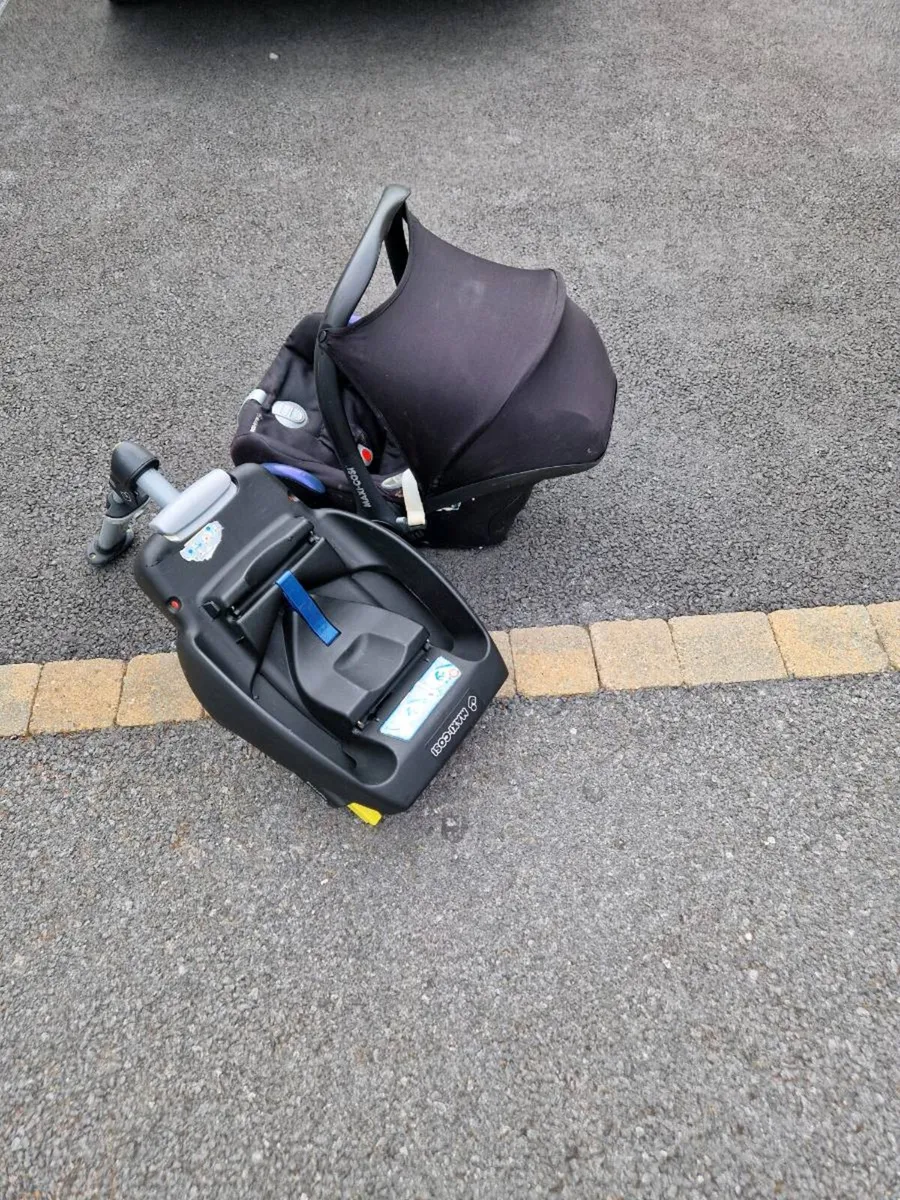 Maxi cosi car seat and isofix base - Image 2