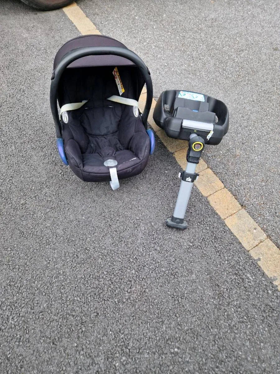 Maxi cosi car seat and isofix base - Image 4