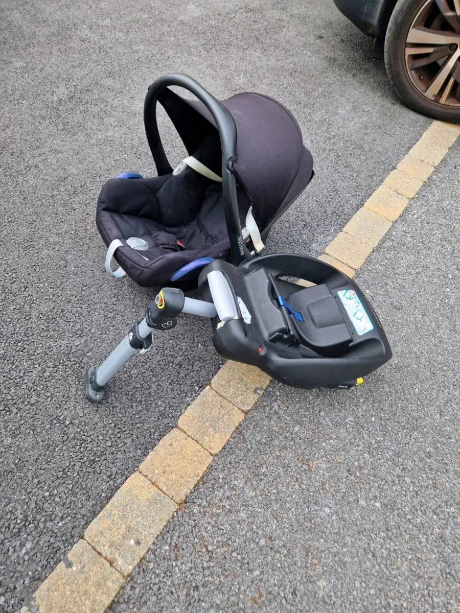 Maxi cosi car seat and isofix base - Image 3
