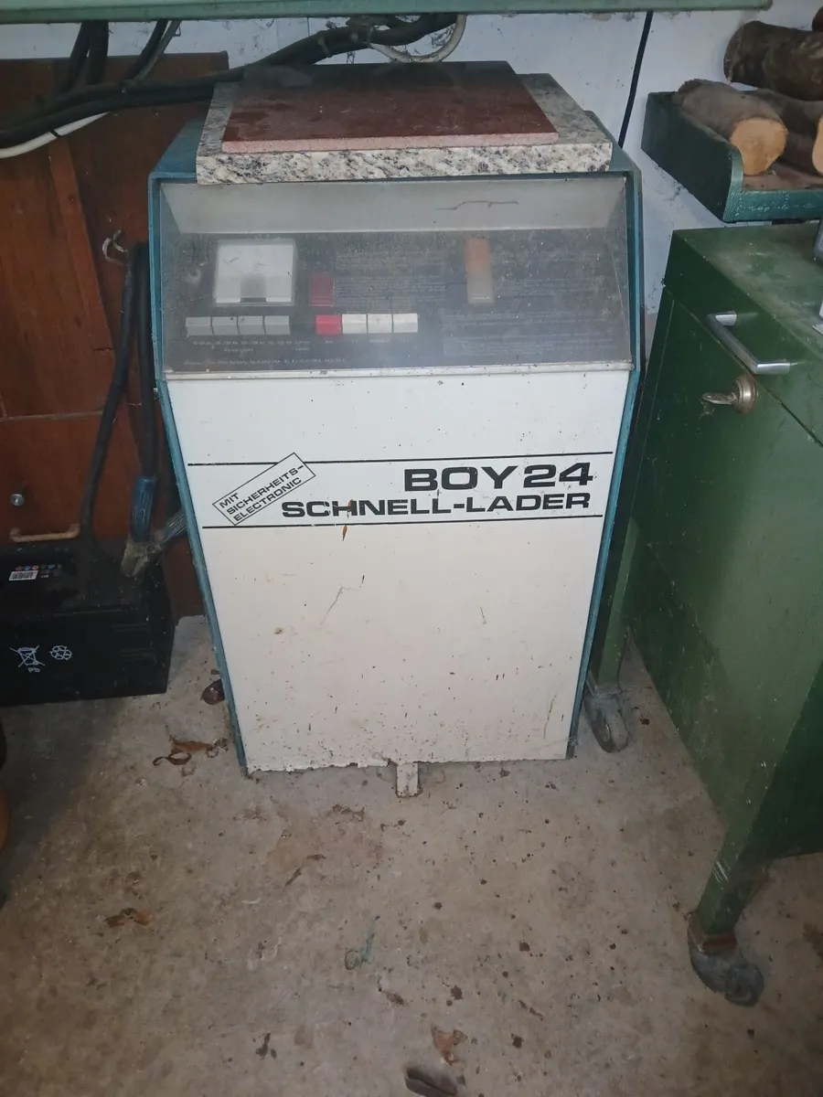 BOY 24 BATTERY CHARGER  6V, 120 + 24V