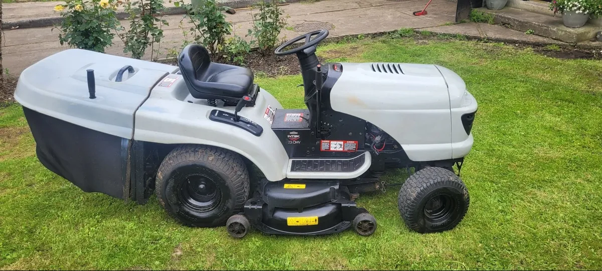 CRAFTSMAN GARDEN TRACTOR - Image 1