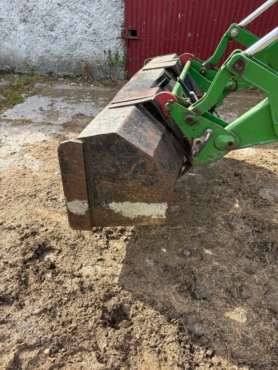 Loader bucket and oil tank - Image 4