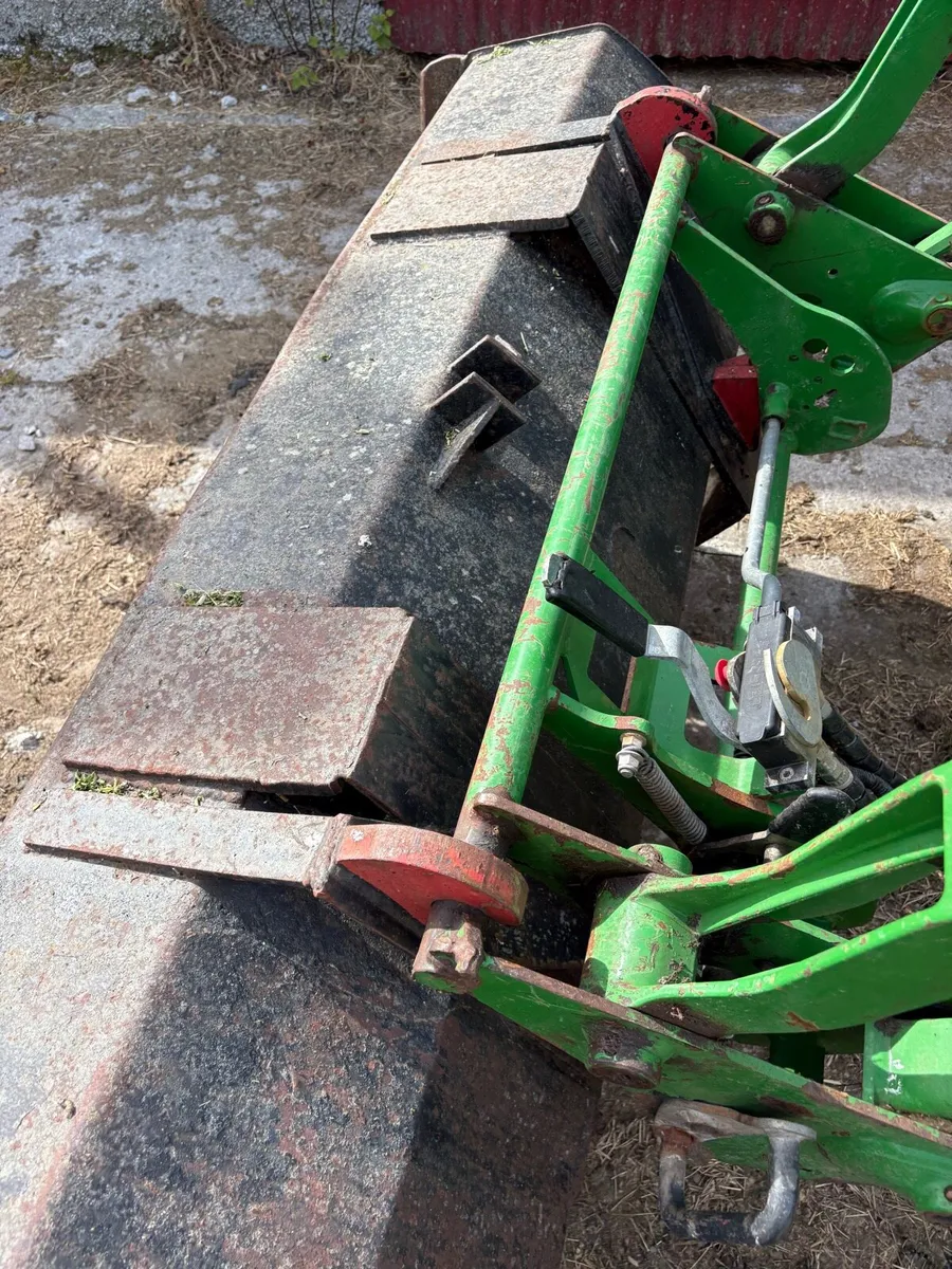 Loader bucket and oil tank - Image 1