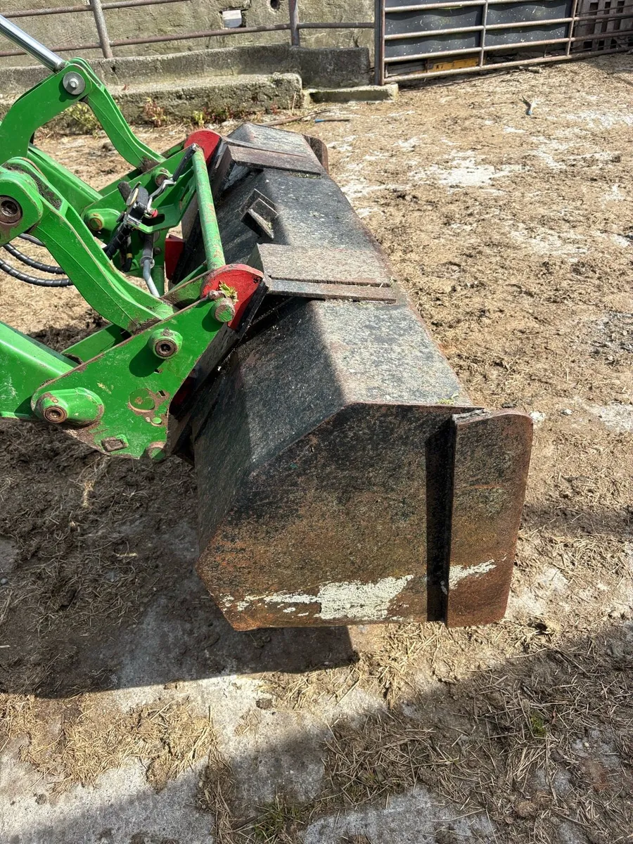 Loader bucket and oil tank - Image 2