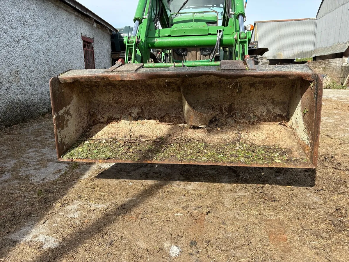 Loader bucket and oil tank - Image 3