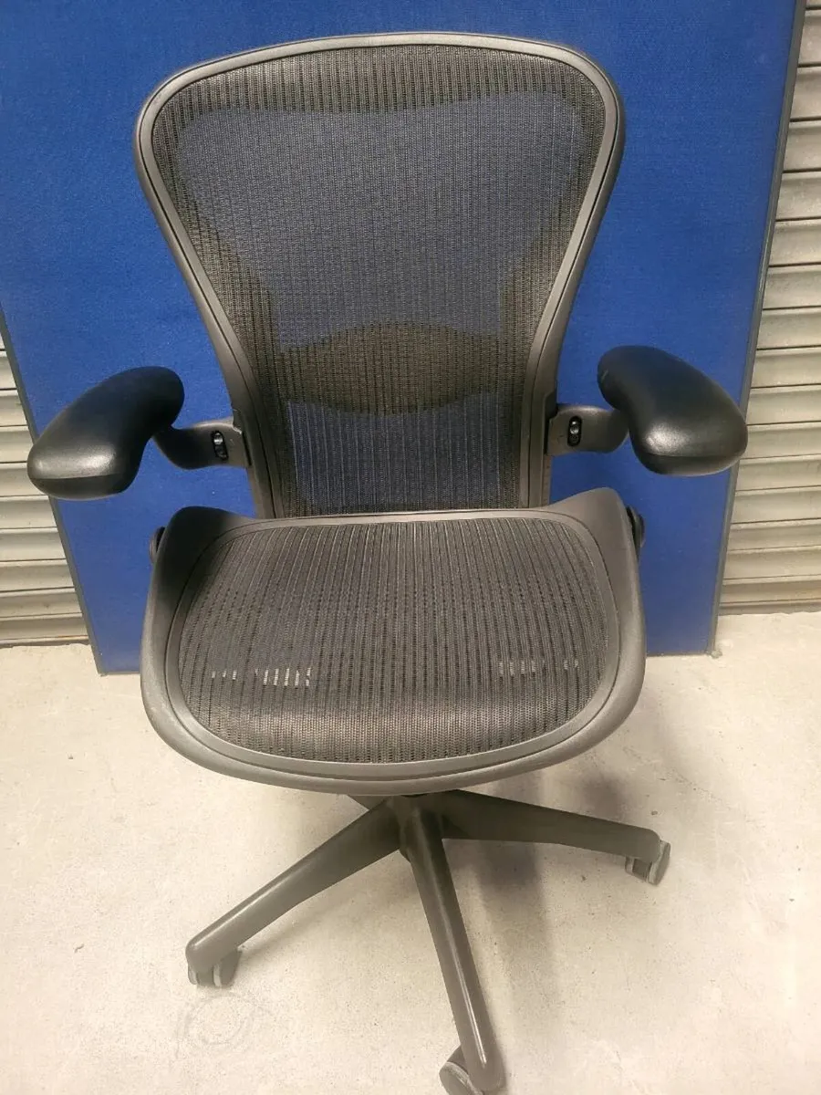 Herman Miller Aeron. Fully Loaded Mint Condition. - Image 2