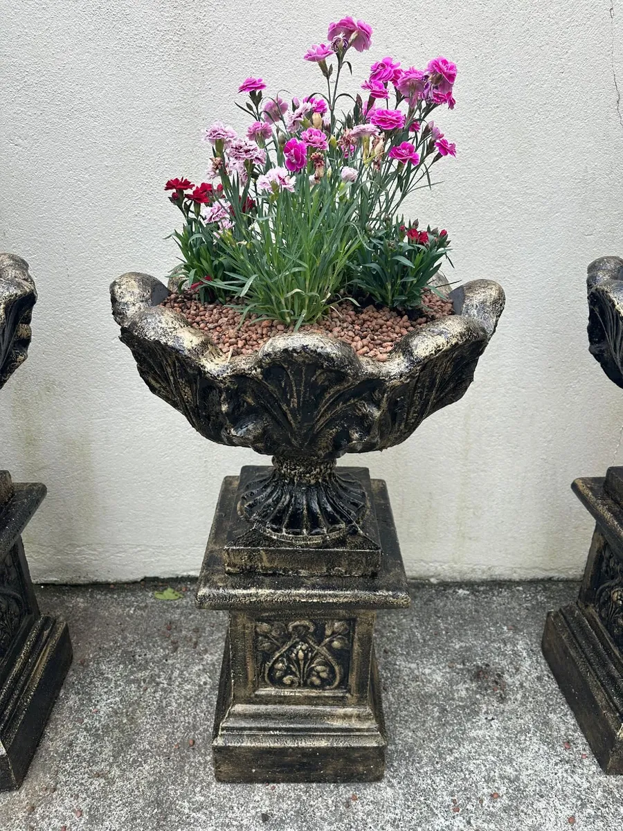 Garden planter on plinth antique Style - Image 1