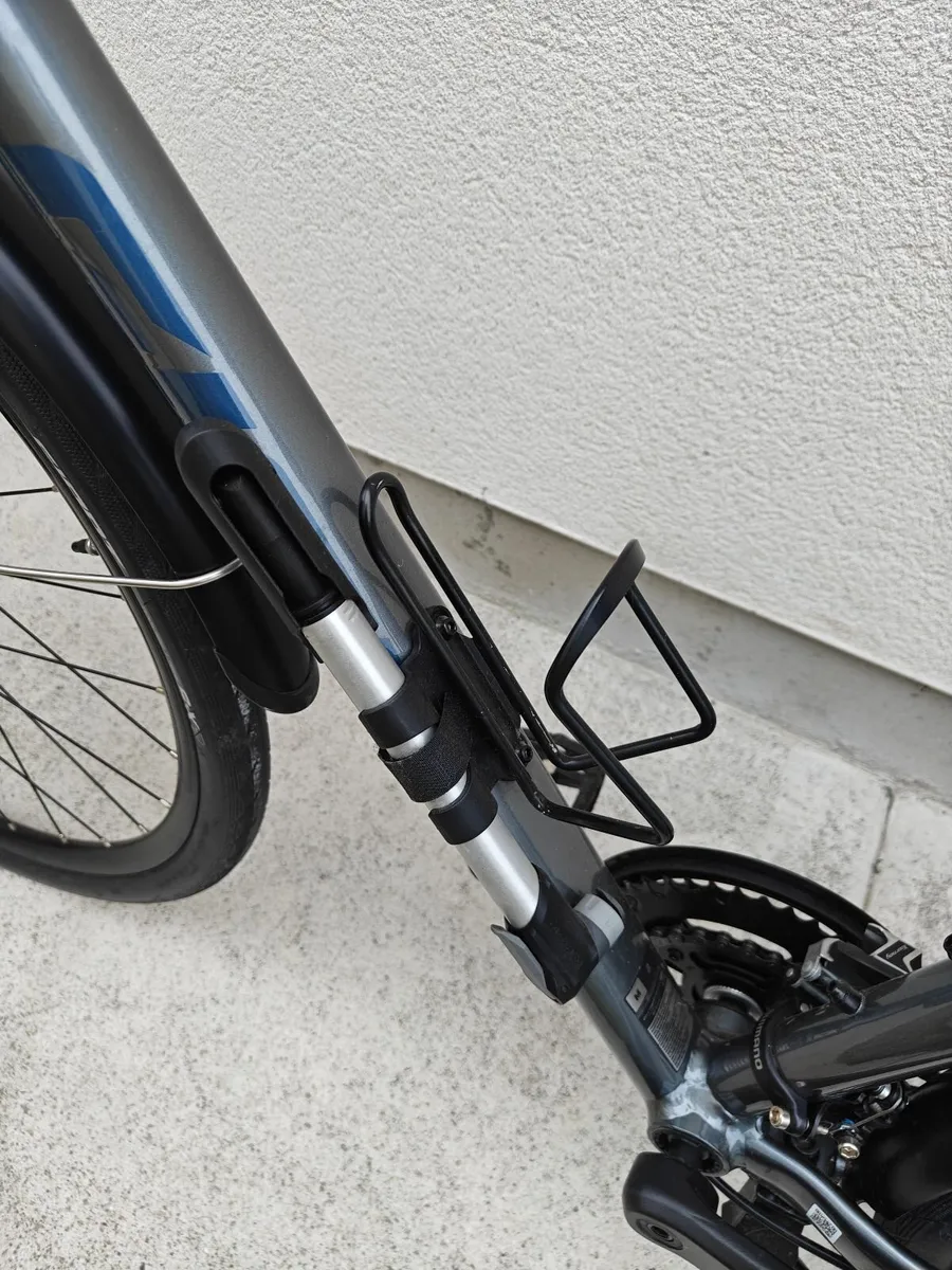 Giant Escape 2 Disc Hybrid Bike – Medium – Excelle - Image 3