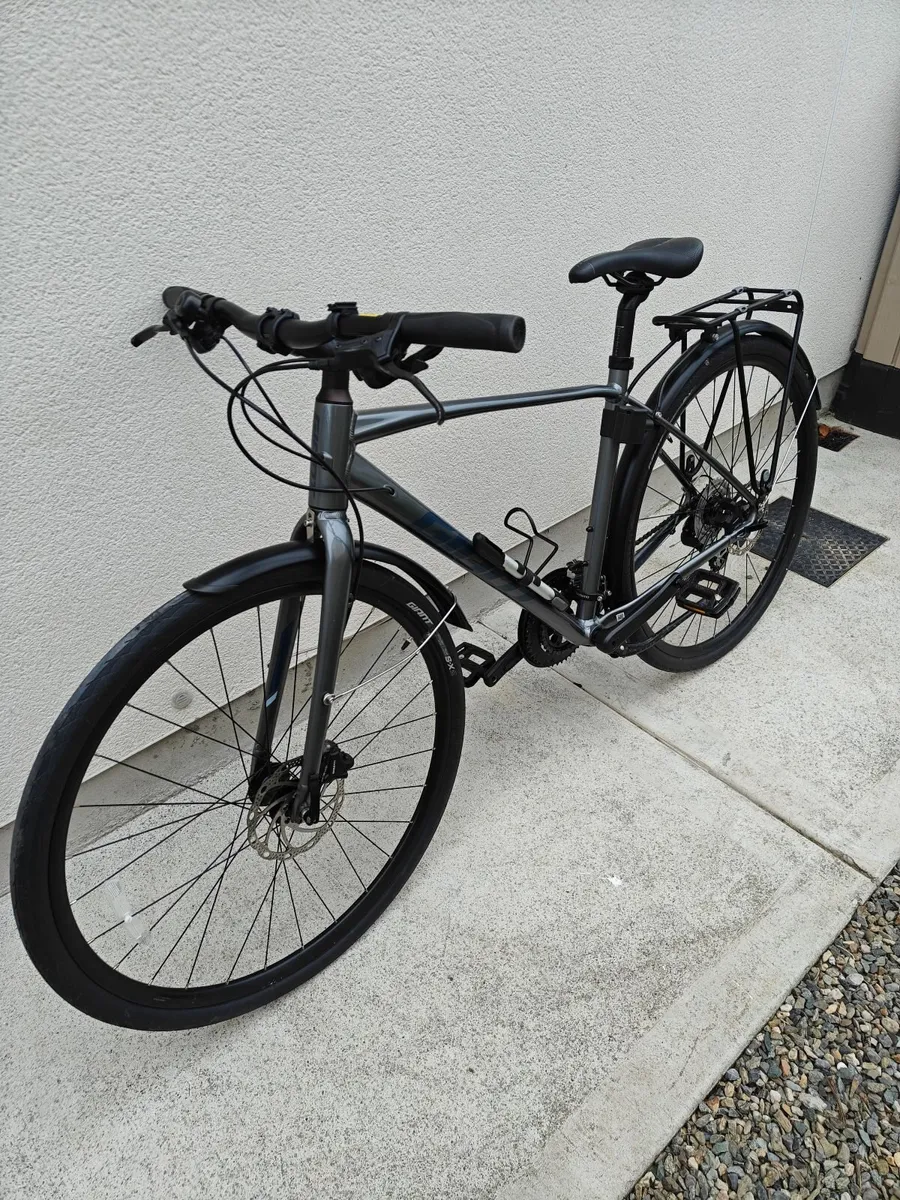 Giant Escape 2 Disc Hybrid Bike – Medium – Excelle - Image 1