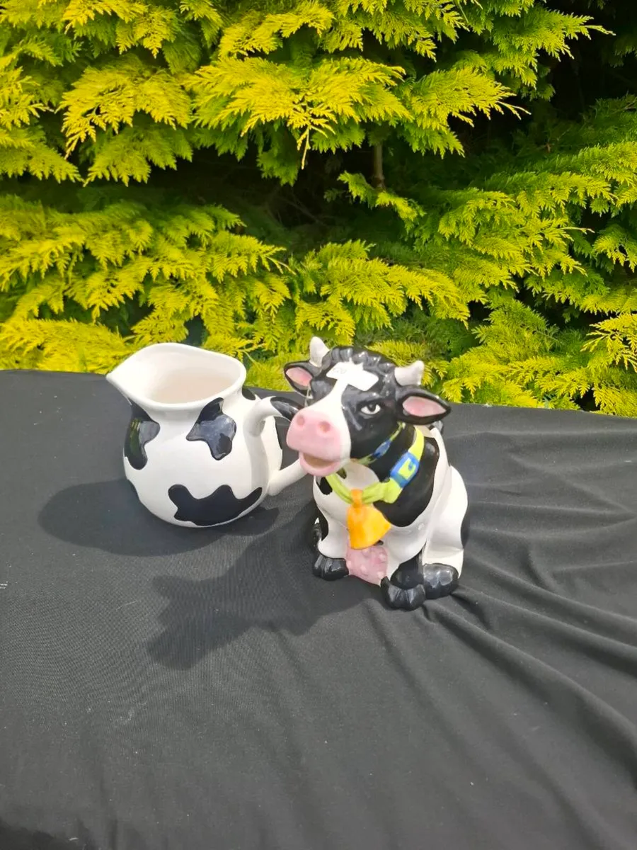 By post only Lot of 2 cows jugs - Image 1