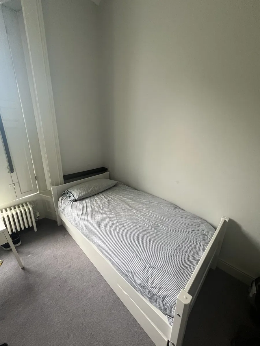 Single bed - Image 1
