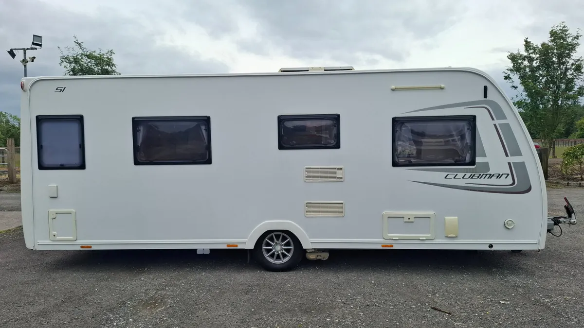 Lunar Clubman Island Bed Caravan - Image 3