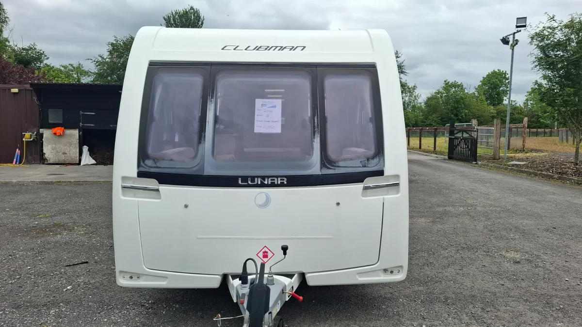 Lunar Clubman Island Bed Caravan - Image 2