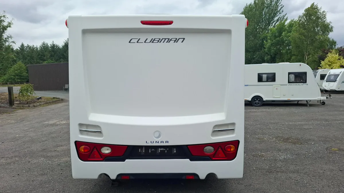 Lunar Clubman Island Bed Caravan - Image 4