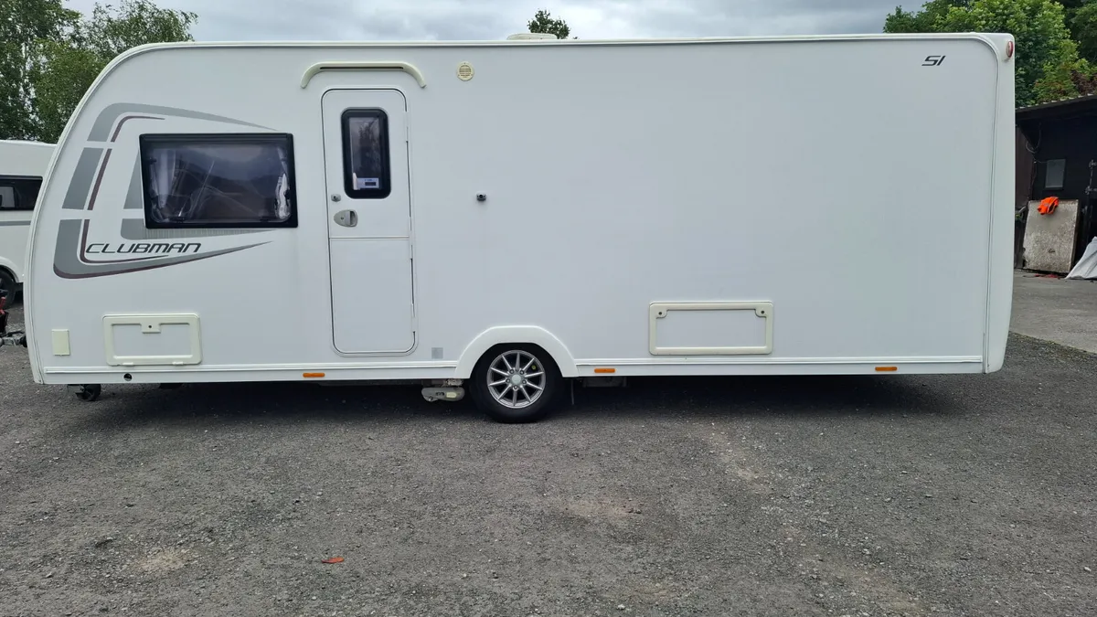 Lunar Clubman Island Bed Caravan - Image 1