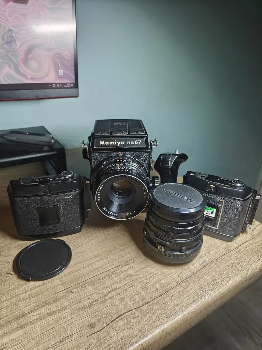 mamiya rb67 pro s + 2 lenses + 2 backs and grip - Image 1