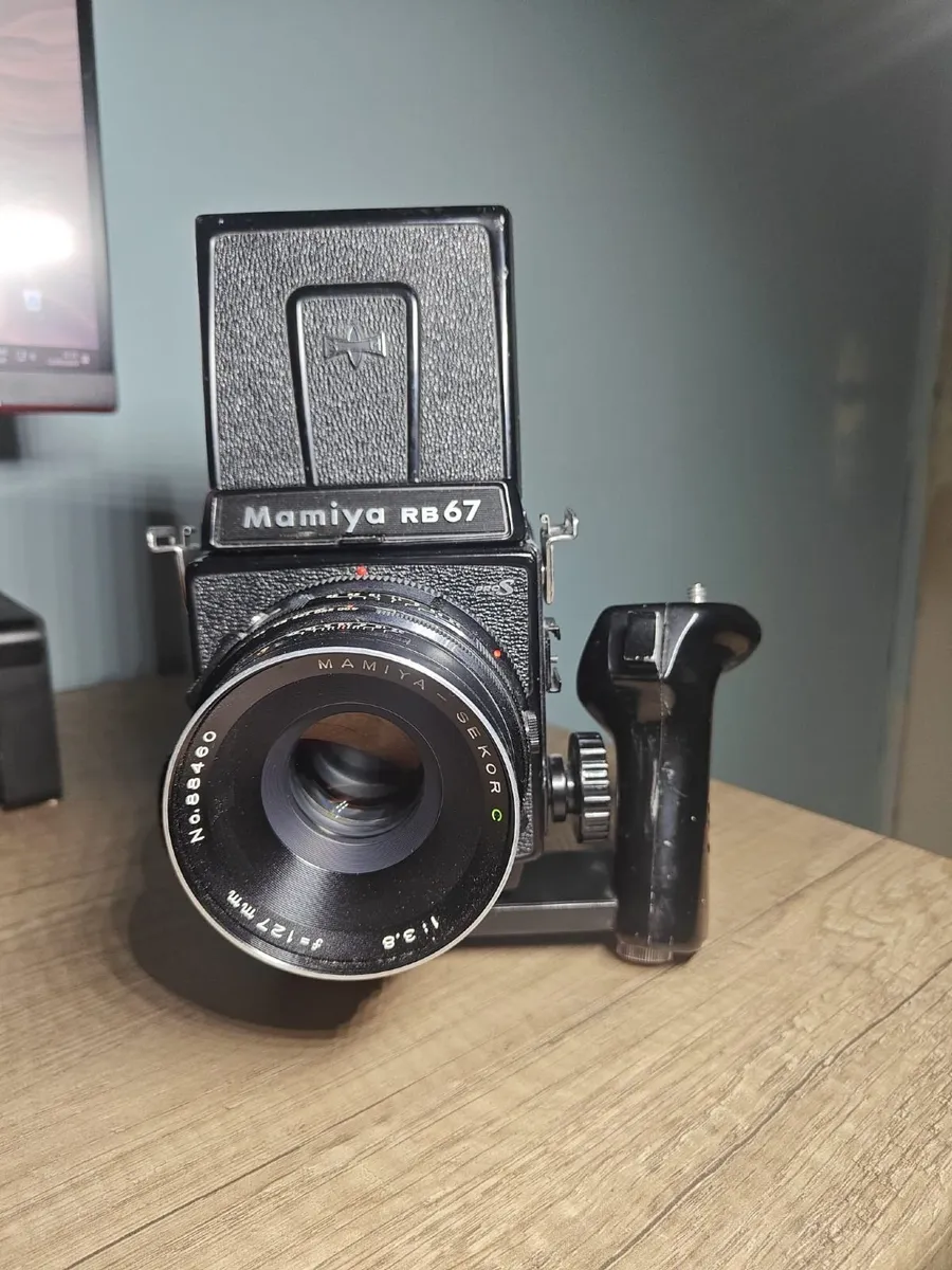 mamiya rb67 pro s + 2 lenses + 2 backs and grip - Image 2