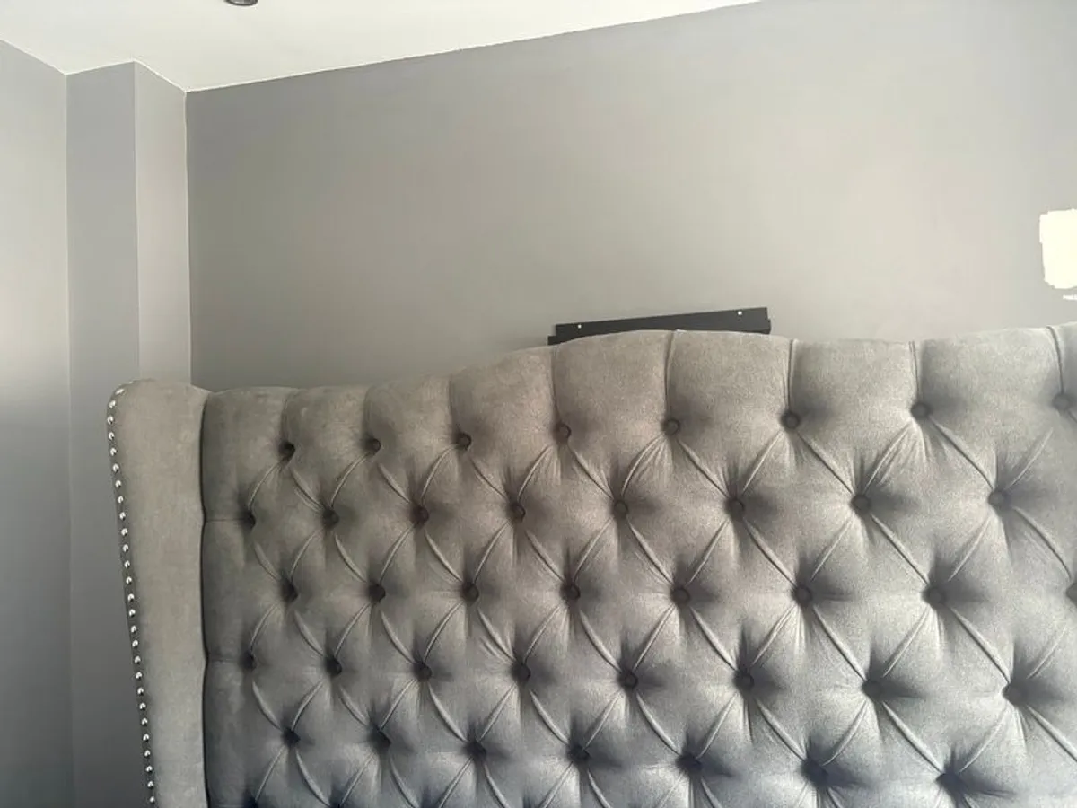 King size bed - Image 1