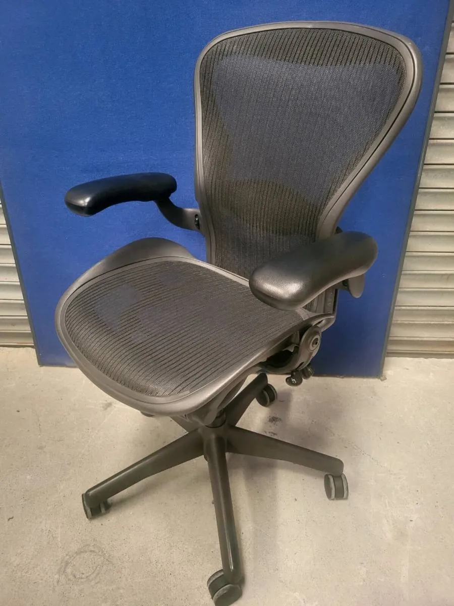 Herman Miller Aeron. Fully Loaded Mint Condition. - Image 3