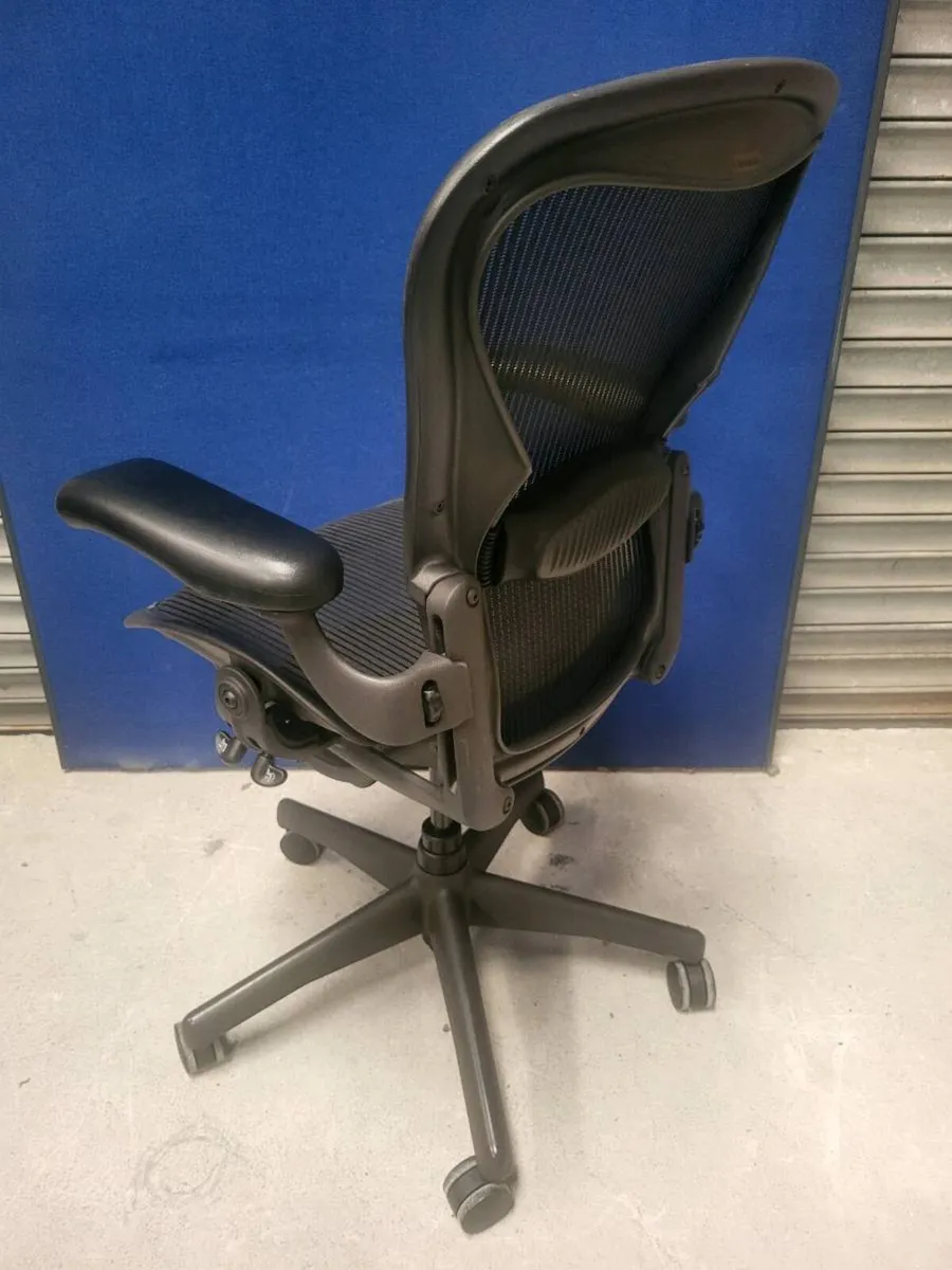 Herman Miller Aeron. Fully Loaded Mint Condition. - Image 4