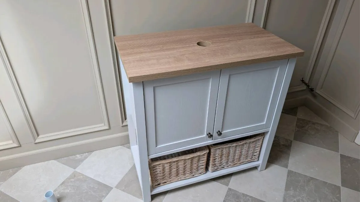 Bathroom vanity unit - Image 1