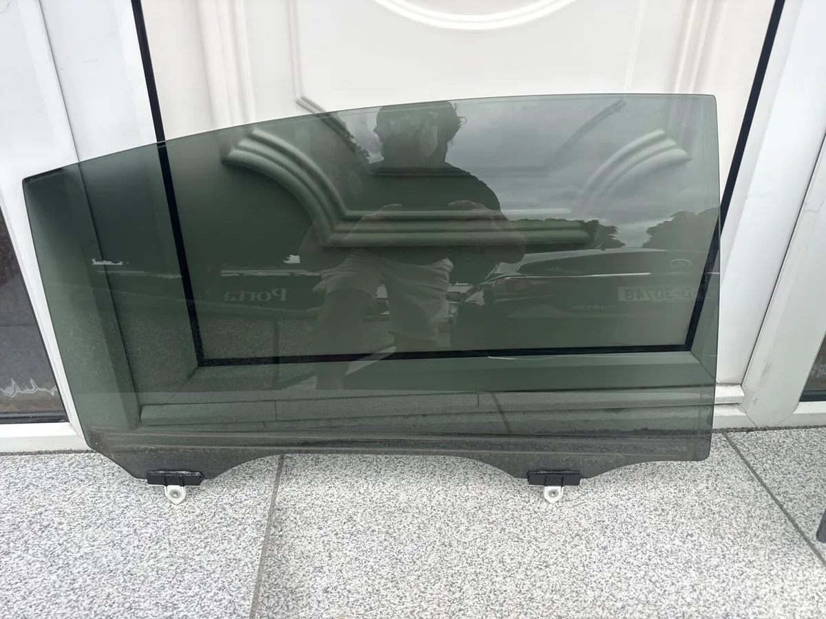 Lexus Es 300h rear tinted glass - Image 2