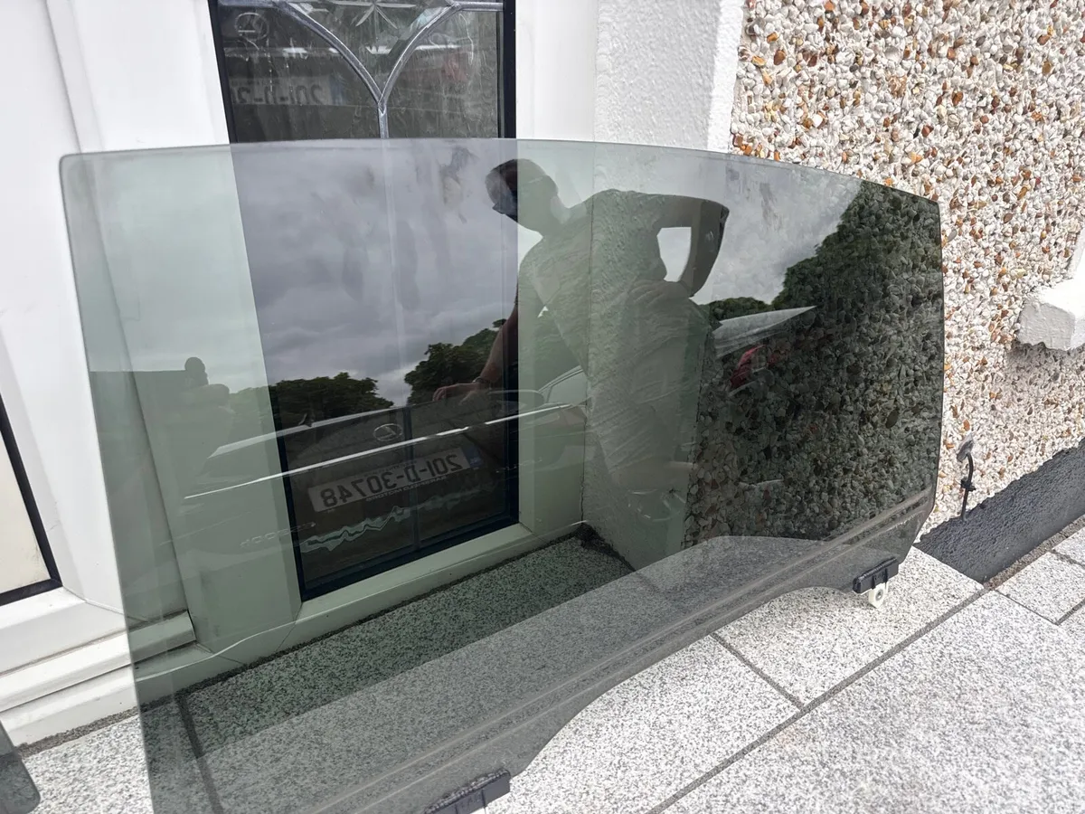 Lexus Es 300h rear tinted glass - Image 3